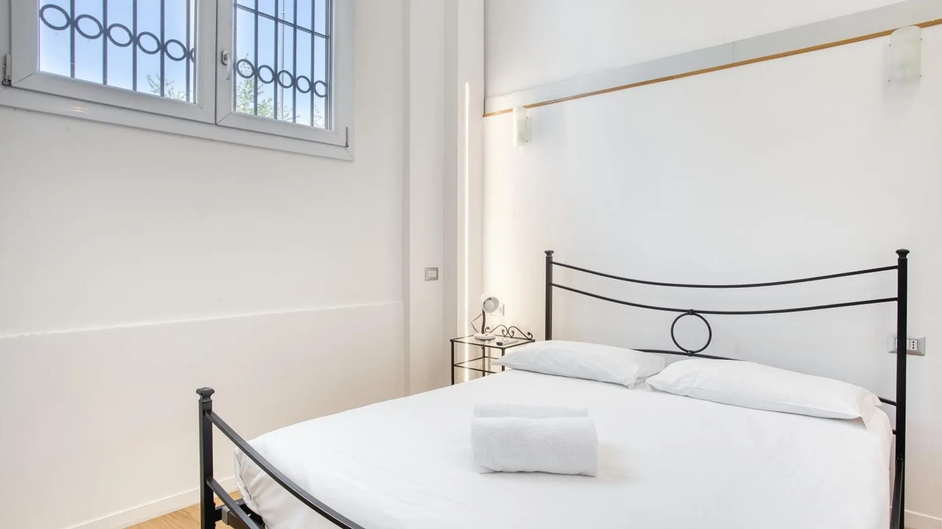 Walk To Navigli - Via Gola - 2 Bedrooms Apt Milan